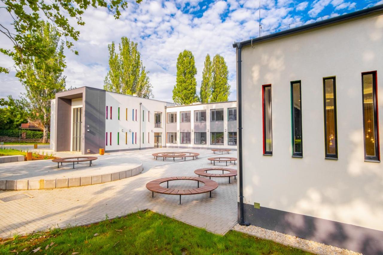 Ciszterci Rendezvenykoezpont Bed and Breakfast Balatonalmádi Buitenkant foto